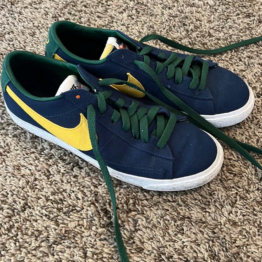 Size 8 women’s Nike blazers low